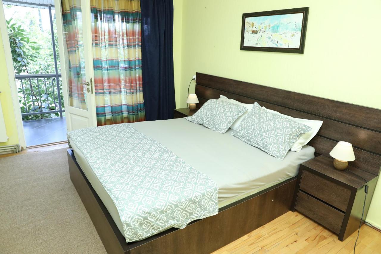 4Bd Appartaments With Cozy Garden Тбилиси Экстерьер фото
